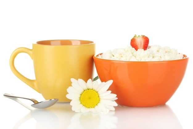 stół z przygotowanym posiłkiem i filiżanką herbaty