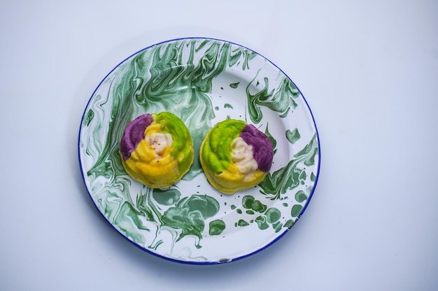 talerze z kolorowymi potrawami